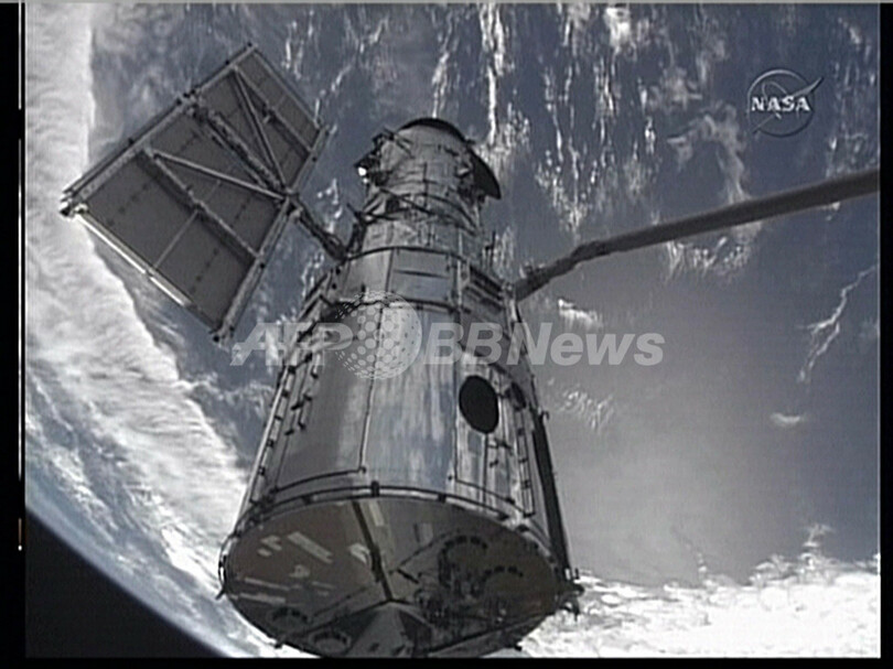 アトランティス、ハッブル宇宙望遠鏡を貨物室内に回収