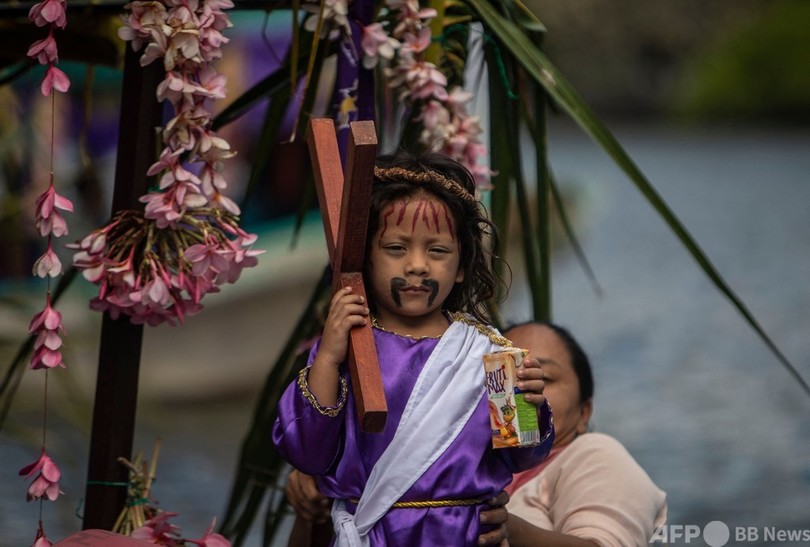 【今日の1枚】「十字架の道」再現、片手にジュースはご愛嬌
