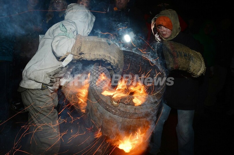真っ赤に燃えるたるを抱えて走れ！伝統の競技、英南部で
