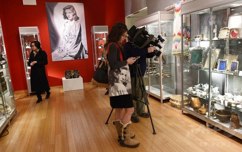 名女優L・バコールさんの愛用品など競売へ、内覧会開催