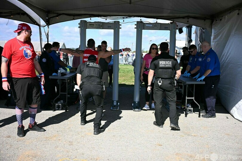 トランプ氏、暗殺未遂現場で再び演説 支持者「勇気」に喝采