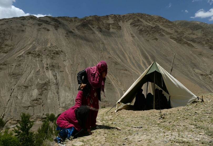 山岳地で救援を待つ鉄砲水の被災者たち、アフガニスタン