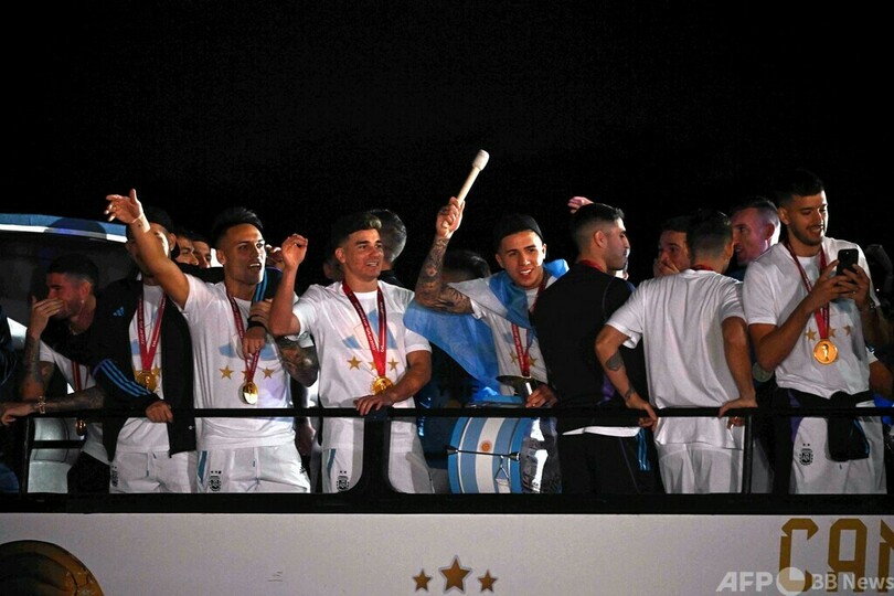 カタールW杯制覇のアルゼンチン代表が帰国