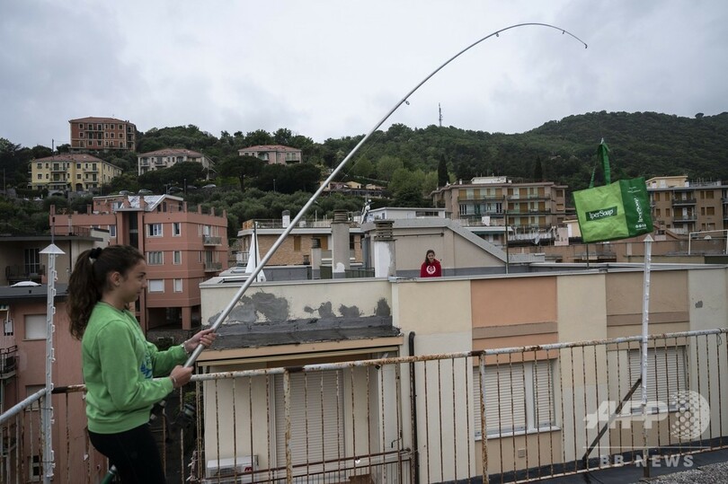 一段上の「家でテニス」、伊少女の屋上ラリーが話題
