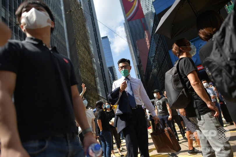 香港デモ隊、中心部にバリケード築く 覆面禁止令制定直後