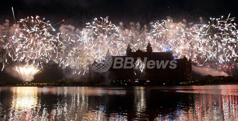 ドバイの超豪華ホテル開業祝い、夜空彩る大規模花火