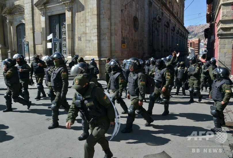 警察精鋭部隊も反政府デモ、大統領府前の広場で持ち場放棄、ボリビア情勢緊迫