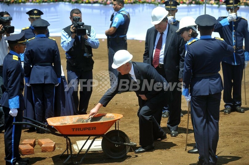 女性特殊部隊員の姿も、薬物対策訓練センターの定礎式 ニカラグア