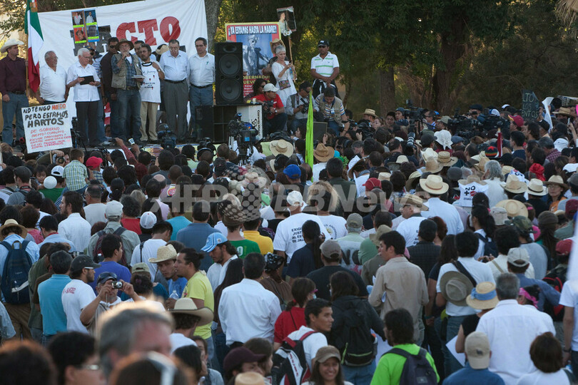 メキシコ麻薬抗争に抗議のキャラバン、目的地の米エルパソに到着