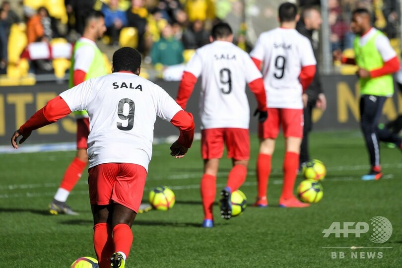 ナントの「カナリア」が全身黒でニームと対戦、サラ選手を追悼