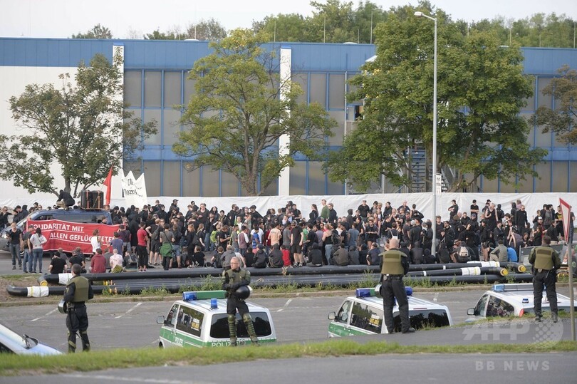 「難民を歓迎」、受け入れ反対に対抗デモ 独ドレスデン