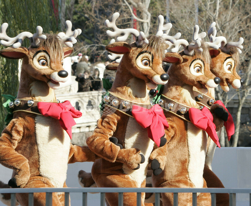 TDLで開催中のクリスマス向けパレード、サンタクロース姿のミッキーマウスも
