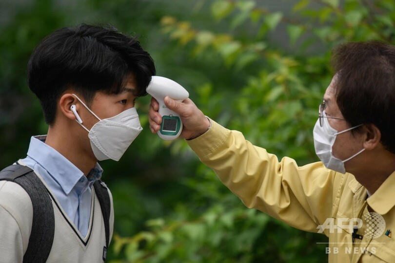 韓国で学校再開、高校3年生が2か月超ぶりに登校