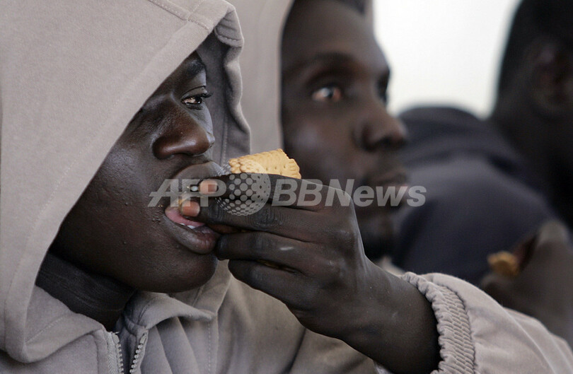 81人が乗る移民船を拿捕 - スペイン