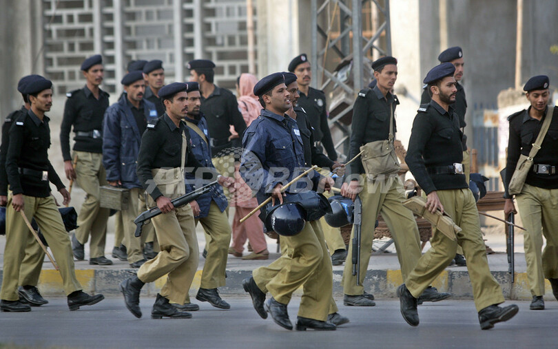 パキスタンの軍駐屯地で連続爆発事件、20人死亡、自爆テロの疑い