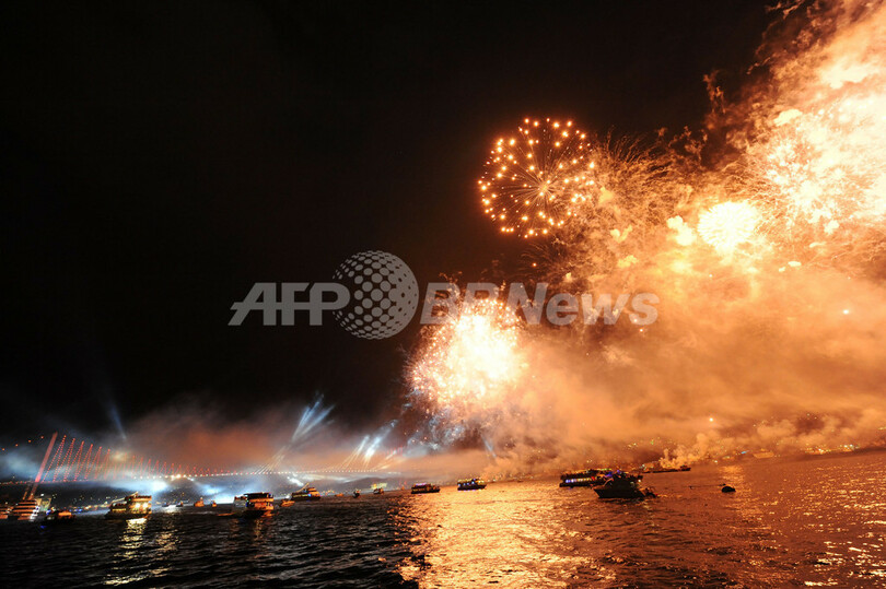 花火に映えるボスポラス海峡、トルコ・イスタンブール