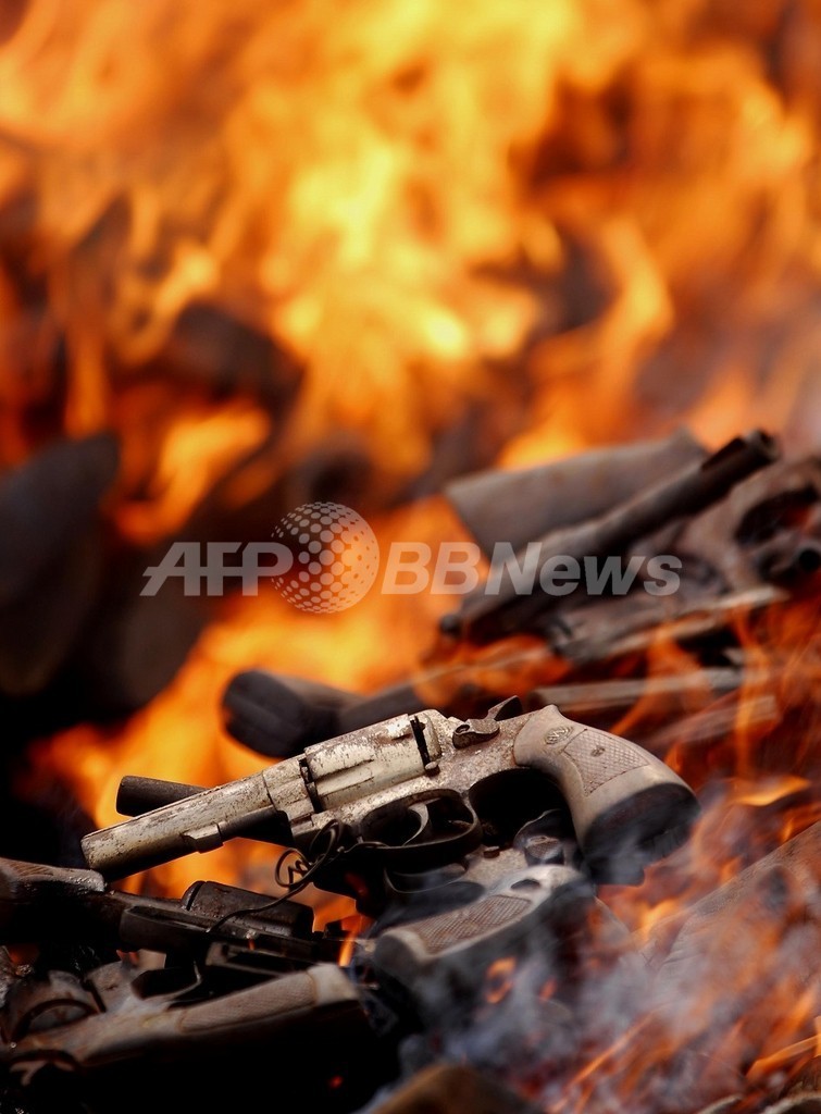 フィリピンで市議会選の候補者暗殺、50人乗りバス襲撃される