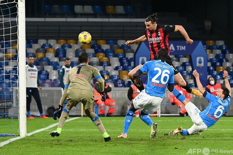 ミランがナポリ下し首位キープ、イブラ2得点も負傷交代