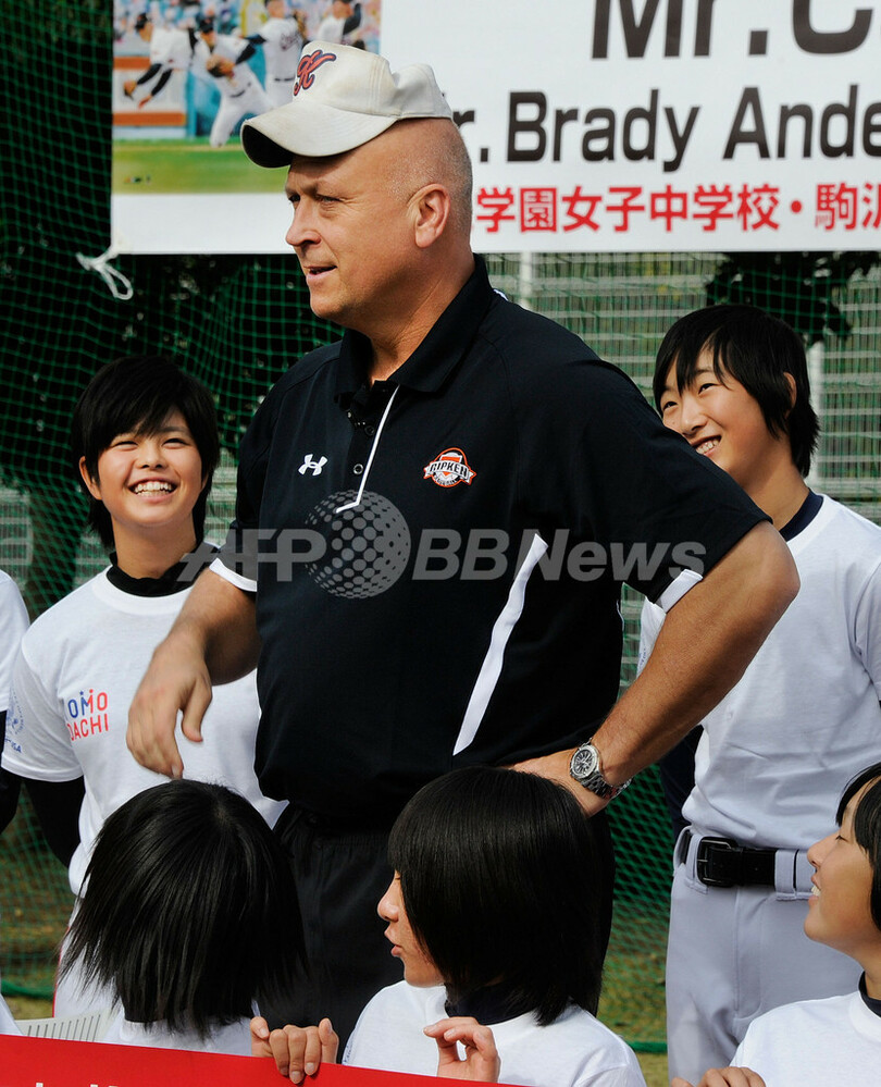 「鉄人」リプケン氏が駒沢学園女子で野球教室