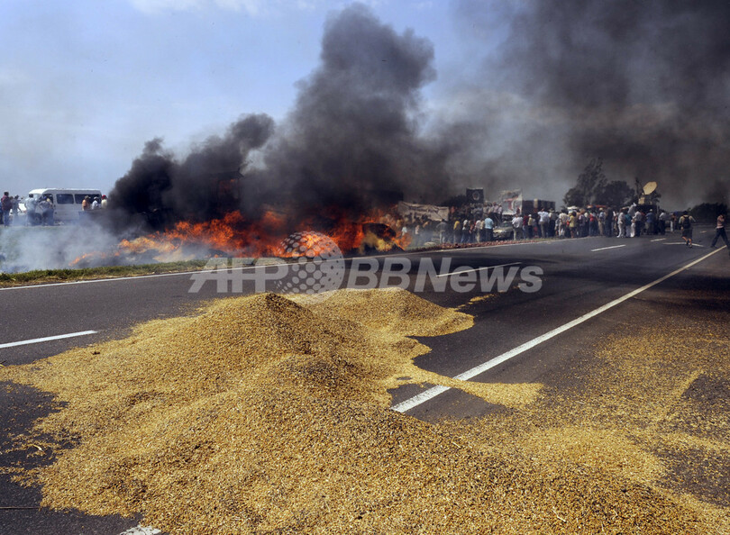輸出関税引き上げ反対で、幹線道路をトラクターが占拠　アルゼンチン