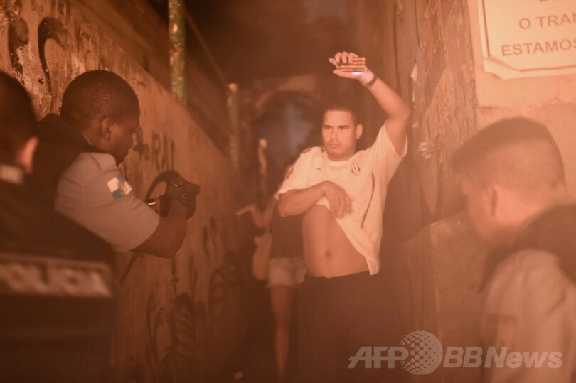 リオでデモ隊が暴徒化、男性が撃たれ死亡