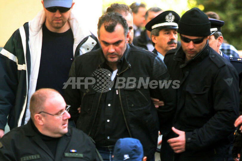 ギリシャ暴動、少年射殺の警官2人を殺人容疑で身柄送検