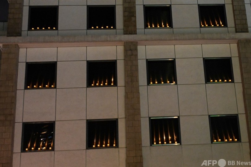 天安門32年、香港で初めて集会開かれず 市民はライトで追悼