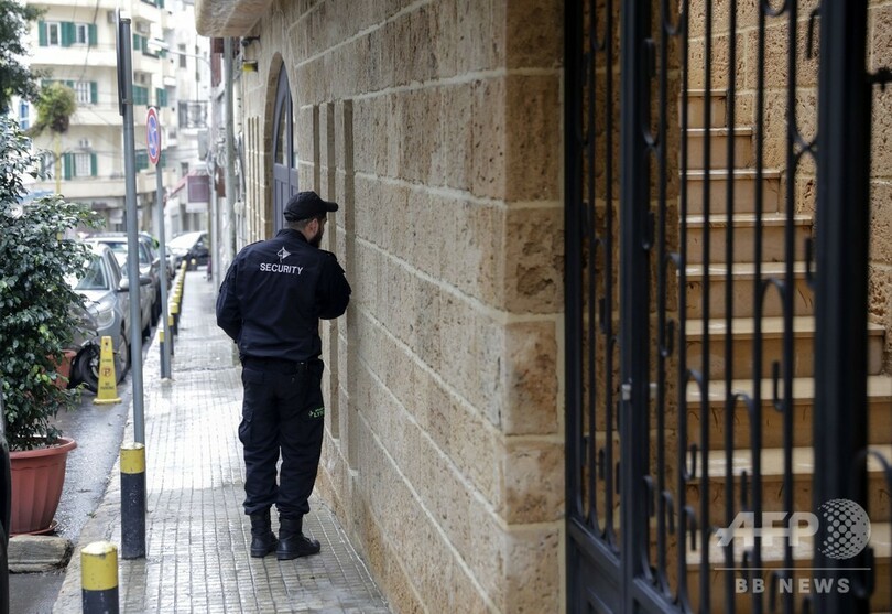 ゴーン被告がレバノン首都に所有する住宅前、報道陣が待機