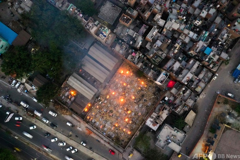 途切れぬ炎、逼迫する火葬場 インド