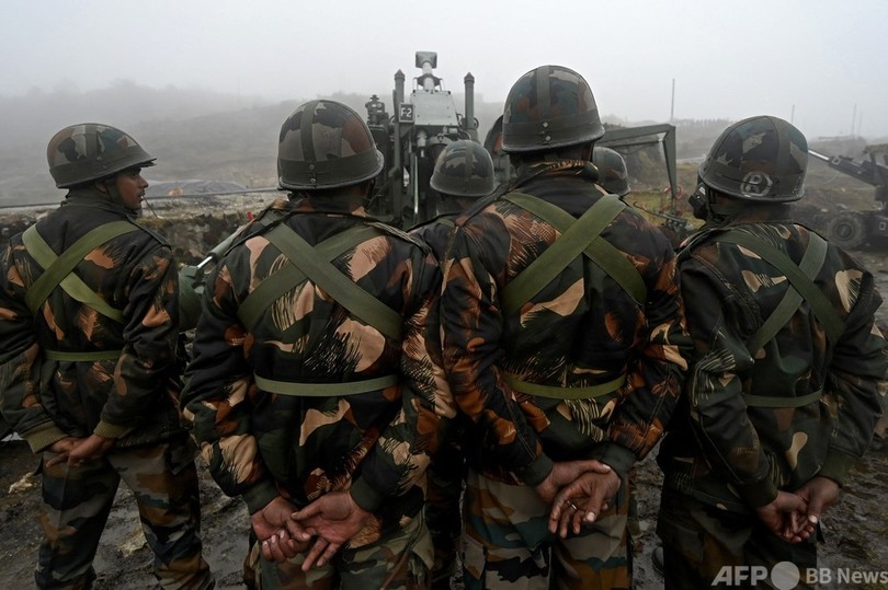 インド軍、中国との国境近くに榴弾砲など展開