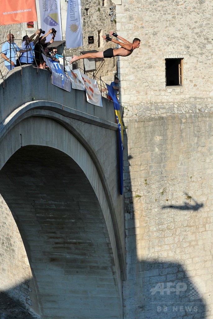 華麗なフォームでジャンプ！ ボスニアで伝統の高飛び込み大会