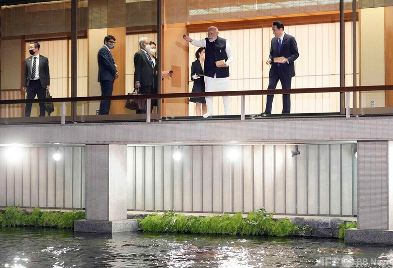 モディ印首相、コイに餌やり