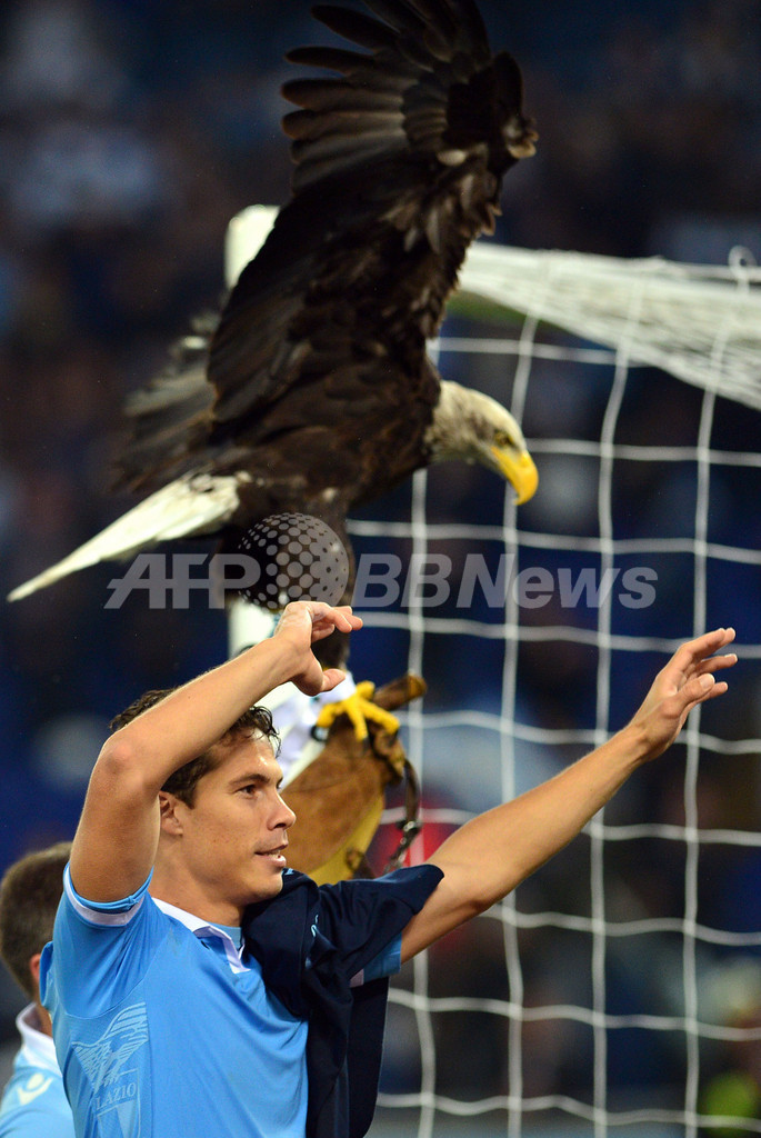 ラツィオが豪雨のローマダービー制す