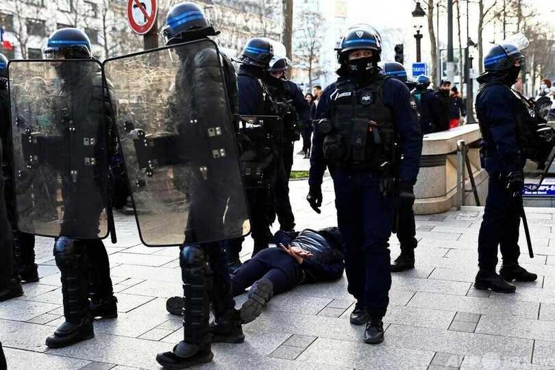 仏パリにワクチン抗議の車列 警察、催涙ガスで排除