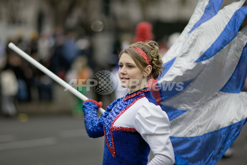ロンドンで1万人が参加する新年のパレード、見物客も50万人