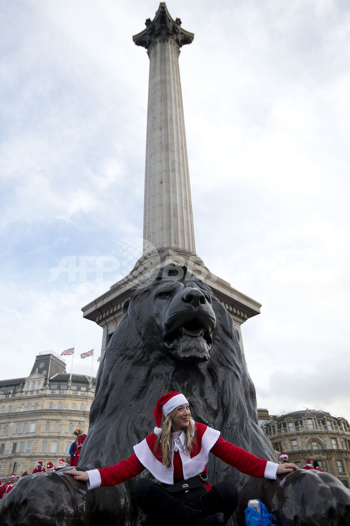 英ロンドン・トラファルガー広場をサンタが占拠