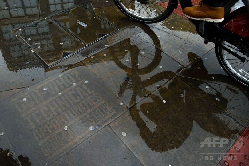 「ヒップスター求む」、英情報当局が歩道にスプレー広告