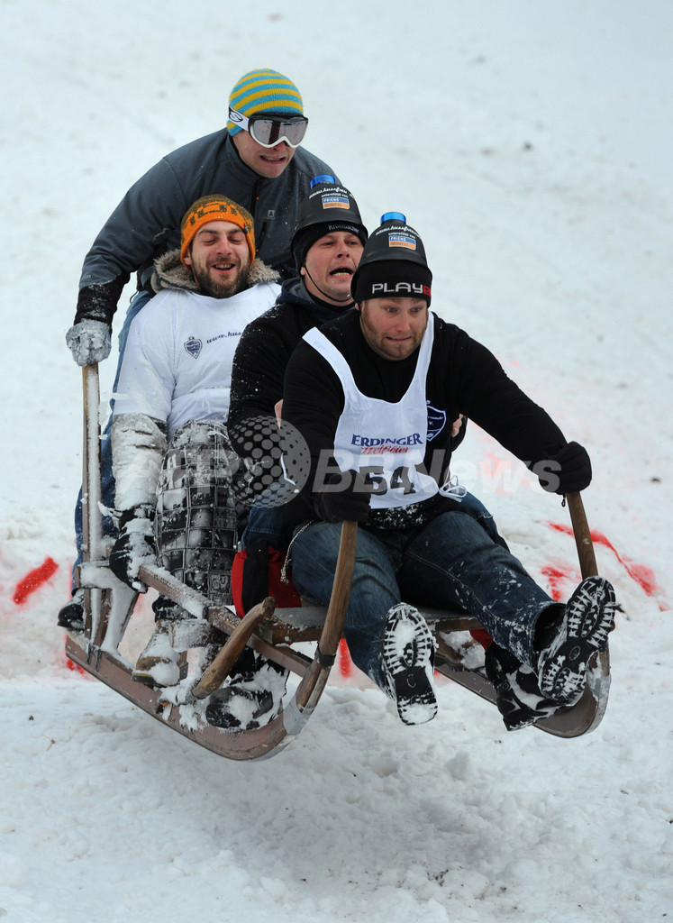 滑りながら分解？！ドイツ伝統そりレース