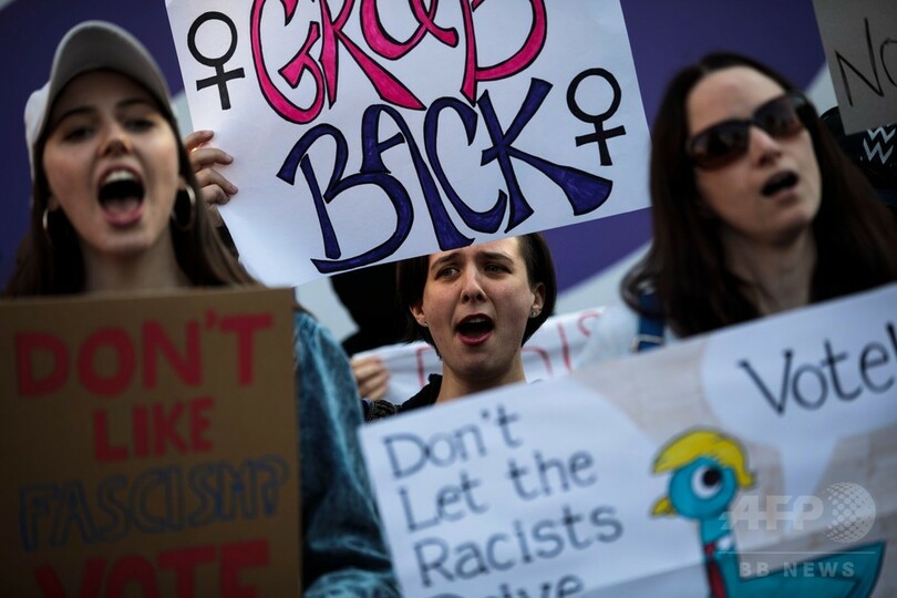 トランプ大統領、来日早々安倍首相とゴルフ 在日米国人の抗議デモも