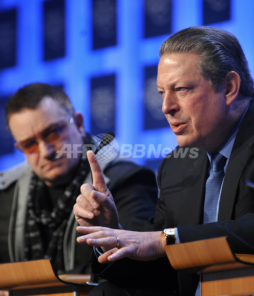U2のボノ氏、ダボス会議でアル・ゴア「神父」にざんげ