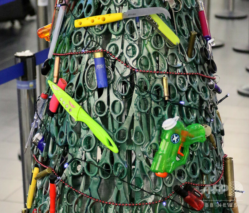 空港に鋭く斬新なクリスマスツリー、材料は全て没収した危険な手荷物
