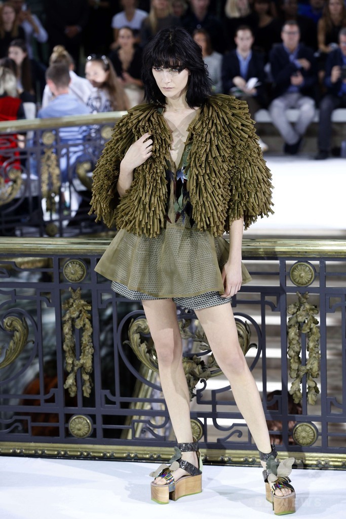 バンブープリントやリーフモチーフでジャングル、「ジョン・ガリアーノ」15年春夏