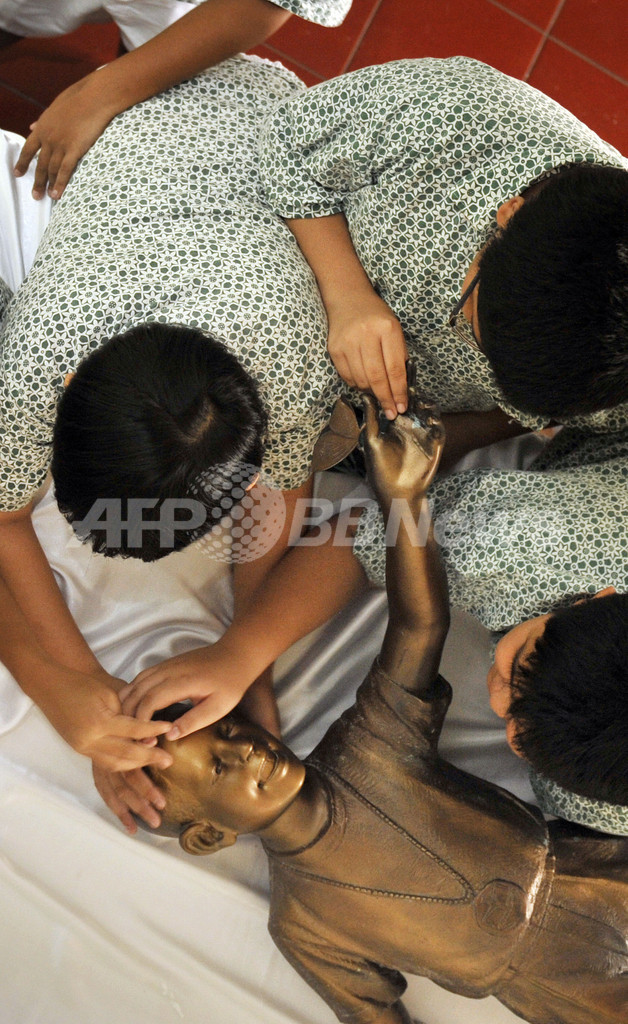 インドネシアのオバマ少年像、母校で大歓迎？