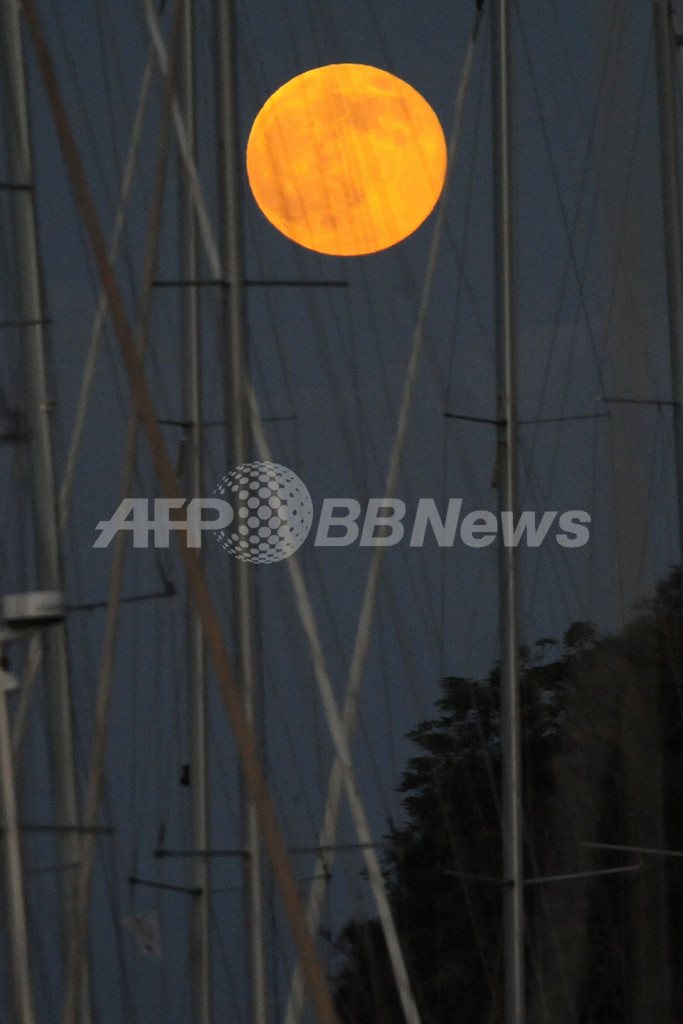 「スーパームーン」、世界各地で神秘的風景