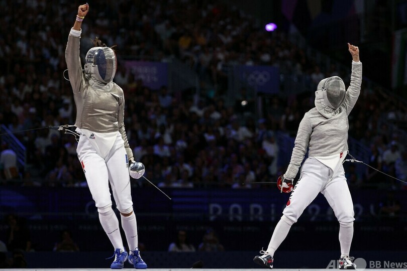 日本が銅メダル パリ五輪フェンシング女子サーブル団体