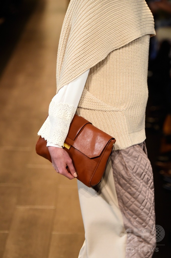 バルセロナからバルト海までの旅路をイメージ「BCBG マックス・アズリア」15/16年秋冬