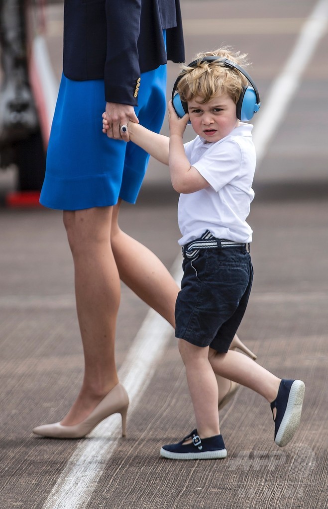 英国のジョージ王子、空軍機に乗り込む 国内公務に初の同行