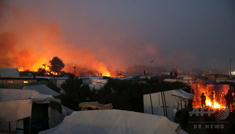 仏の移民キャンプ「ジャングル」、解体作業始まる 放火騒ぎも