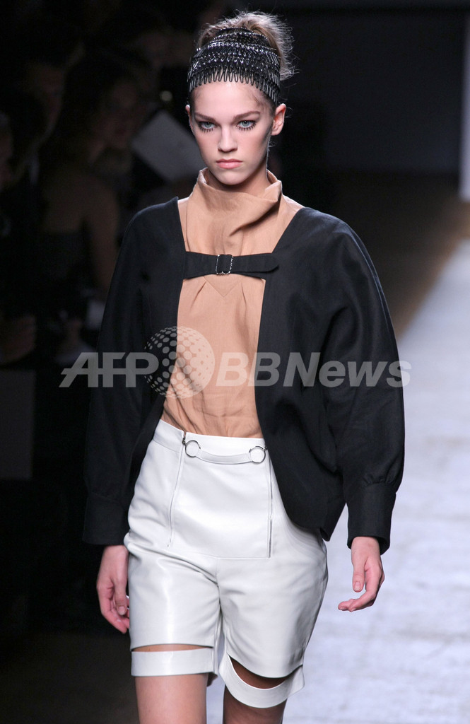 ＜10年春夏パリ・コレクション＞イヴ・サンローラン、新作を発表