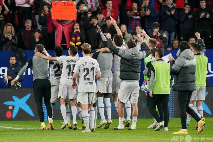 バルサ逆転勝ちで首位キープ ピケは現役最終戦で退場